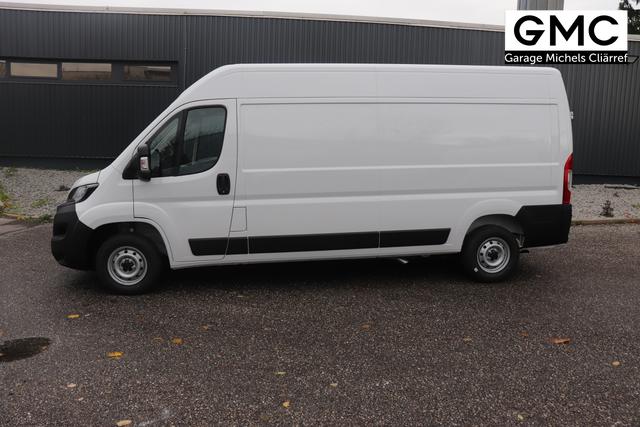 Fiat Professional Ducato series 9 35 L4H2 Kawa verblecht 140 MJT Euro-6D-Final MT 549 - Ducato Wei&szlig; "076 Sitzbezug Schwarz mit Ducato-Logo auf Kopfst&uuml;tze" "502 Beifahrerairbag f&uuml;r Beifahrerdoppelsitz 5W3 Paket ""Techno Nav"" 5W6 Paket ""Visibility"" 5YJ Paket ""City"" 619 Heckfl&uuml;gelt&uuml;ren 260 Grad &Ouml;ffnung (Bei Auswahl Opt. 619 i.V.m. 519.muss Opt. 029 mitbestellt werd 6JA Starre Anh&auml;ngerkupplung 835 Ablagefach im Dach (Serie bei Maxi 40 + Doka) 92P Kraftstofftank 75 Liter JKU 230-Volt-Steckdose an der Mittelkonsole 077 verst&auml;rkte Federn hinten SERIE"