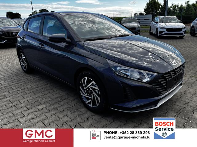 Hyundai i20 - Comfort 1.2i 79PS, AURORA-GRAU METALLIC, DESIGN-PACK: 16" ALUFELGEN + LED, 5 Jahre Garantie, NAVIGATION 10,25", Klima, Parksensoren hinten, Rückfahrkamera, Alarm, Lederlenkrad, Tempomat, Armlehne vorne, Reserverad, 4x elektr. Fensterheber, Fernlicht-Assistent