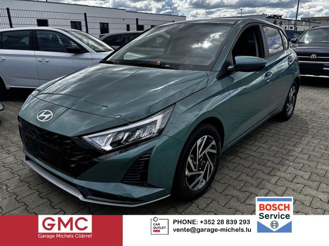 Hyundai i20 - Family 1.2i 79PS, MANGROVE-PEARL, FULL-LED-SCHEINWERFER, WINTER-PAKET, KLIMAAUTOMATIK, 16" ALUFELGEN, 5 Jahre Garantie, NAVIGATION 10,25", Parksensoren hinten, Rückfahrkamera, Alarm, Lederlenkrad, Tempomat, Armlehne vorne, Reserverad, 4x elektr. Fensterheber