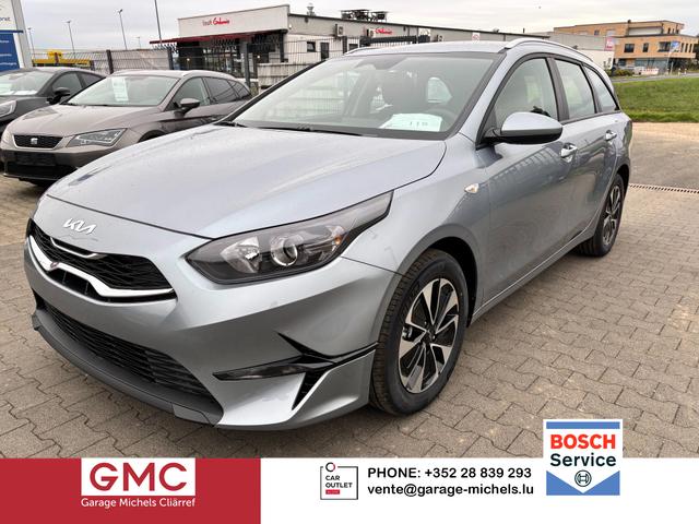 Kia Ceed Sportswagon - Spin 1.5 T-GDI 140PS 7DCT (AUTOMATIKGETRIEBE), Lunar-Silver-Metallic, 16" Alufelgen, Klimaanlage, Winter-Paket, Navigationssystem 10,25", Parksensoren hinten, Rückfahrkamera, Tempomat, Dachreling, Beheiztes Lederlenkrad, ZV mit Fernbedienung, Reserve-Notrad