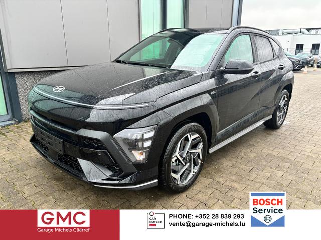 Hyundai KONA - N Line 1.6 T-GDI 150PS, Schwarz-Metallic, 18" ALU, Privacy-Glas, Winter-Paket, 2-Zonen-Klimaautomatik, Dachreling, Lederlenkrad, Tempomat, NAVIGATION 12,3", Parksensoren vorrn/hinten, R&uuml;ckfahrkamera, Alarm, LED-Scheinwerfer, Smart Key, Armlehne vorn