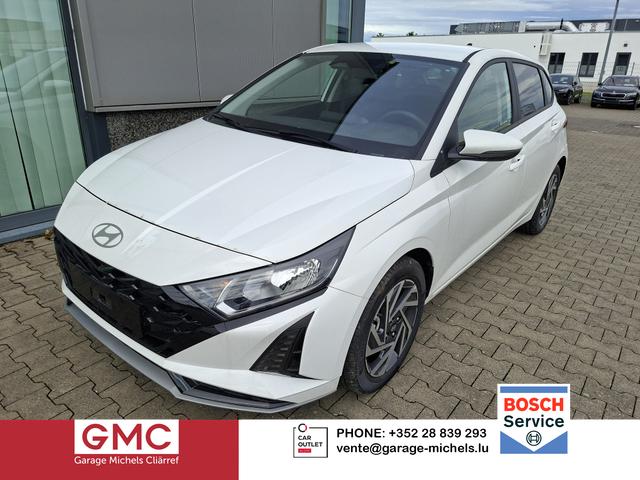 Hyundai i20 - Family 1.0 T-GDI 90PS, NAVI 10,25", Sonderfarbe ATLAS-WHITE, Winter-Pack: Sitzheizung + Lenkradheizung, 16" ALU, Klimaautomatik, Privacy-Glas, Parksensoren hinten, R&uuml;ckfahrkamera, Tempomat, Lederlenkrad, Reserverad, Alarm, Armlehne, 4x elektr. Fensterheber