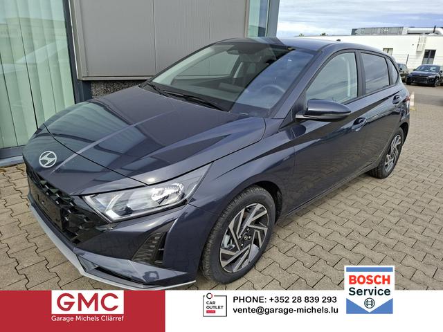 Hyundai i20 - Family 1.0 T-GDI 90PS, NAVI 10,25", AURORA-GRAU METALLIC, Winter-Pack: Sitzheizung + Lenkradheizung, 16" ALU, Klimaautomatik, Privacy-Glas, Parksensoren hinten, R&uuml;ckfahrkamera, Tempomat, Lederlenkrad, Reserverad, Alarm, Armlehne, 4x elektr. Fensterheber