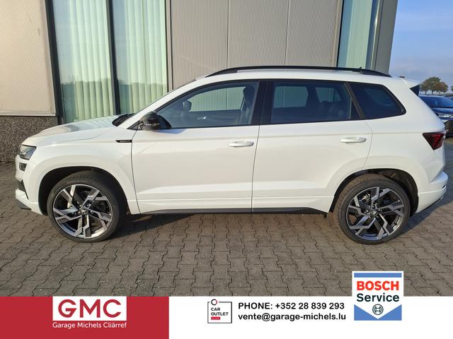 Skoda Karoq - Sportline 1.5 TSI 150PS DSG, WEISS-MET, 5JGARANTIE, AHK SCHWENKBAR, 19" ALU SAGITARIUS, BEHEIZTE FRONTSCHEIBE, SITZHEIZUNG, MATRIX-LED, Elektr. Heckklappe, Virtual Cockpit 10", Climatronic, NAVI, ACC, Parksensoren v/h, R&uuml;ckfahrkamera, Dachreling, PRIVACY-GLAS