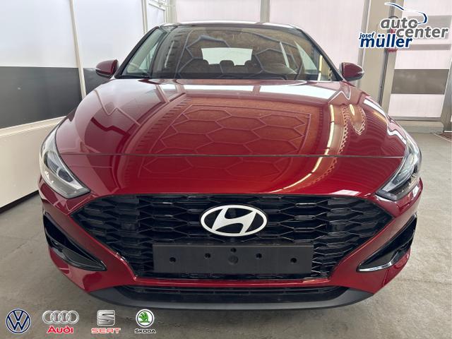 Hyundai / i30 / Rot / / / NAVI LED RFK PDC