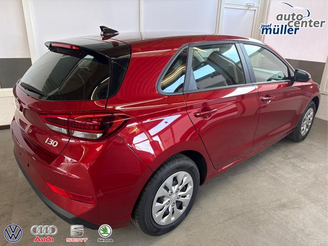 Hyundai / i30 / Rot / / / NAVI LED RFK PDC