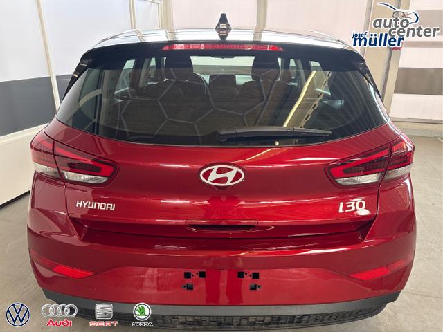 Hyundai / i30 / Rot / / / NAVI LED RFK PDC
