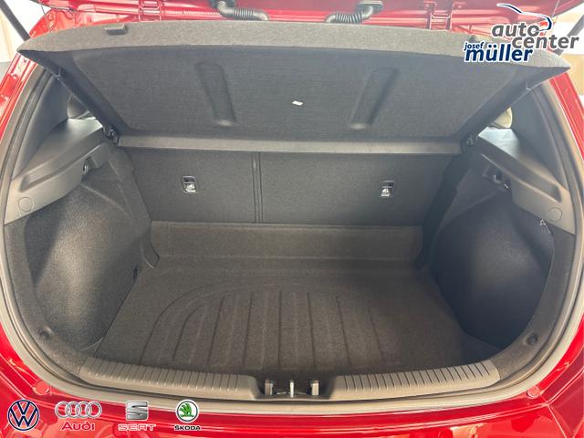 Hyundai / i30 / Rot / / / NAVI LED RFK PDC