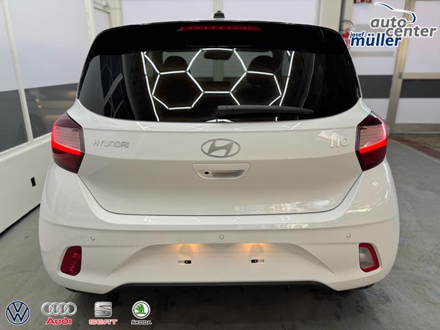 Hyundai i10 PREMIUM AUT SHZ KLIMAAUTOMATIK AMBIENTE ALU RFK PDC NAVI 