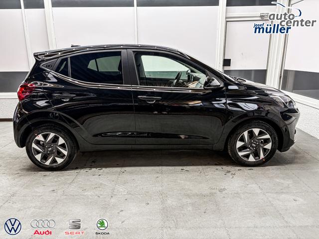 Hyundai i10 PREMIUM AUT SHZ KLIMAAUTOMATIK AMBIENTE ALU RFK PDC NAVI 