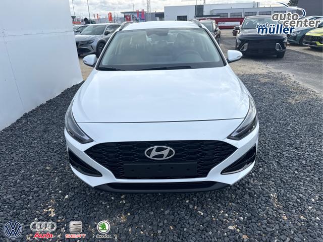 Hyundai / i30 / Wei&szlig; / / / NAVI SHZ RFK PDC v+h