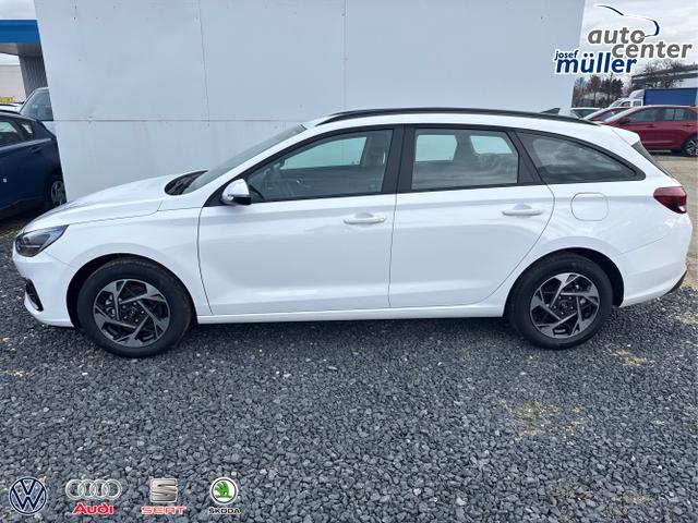 Hyundai / i30 / Wei&szlig; / / / NAVI SHZ RFK PDC v+h