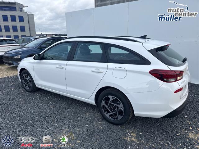 Hyundai / i30 / Wei&szlig; / / / NAVI SHZ RFK PDC v+h