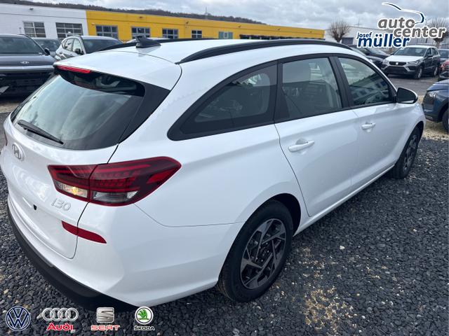Hyundai / i30 / Wei&szlig; / / / NAVI SHZ RFK PDC v+h
