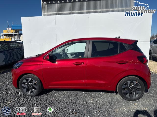 Hyundai / i10 / Rot / / / AUT SHZ KLIMAAUTOMATIK AMBIENTE ALU RFK PDC NAVI 