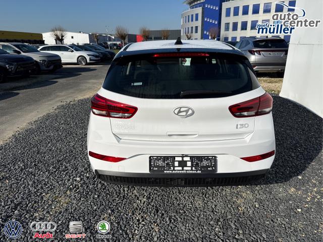 Hyundai / i30 / Wei&szlig; / / / STYLE NAVI LED RFK PDC 