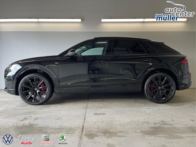 Audi / Q8 / Schwarz / / / S line STHZ+Pano+AHK+HUD