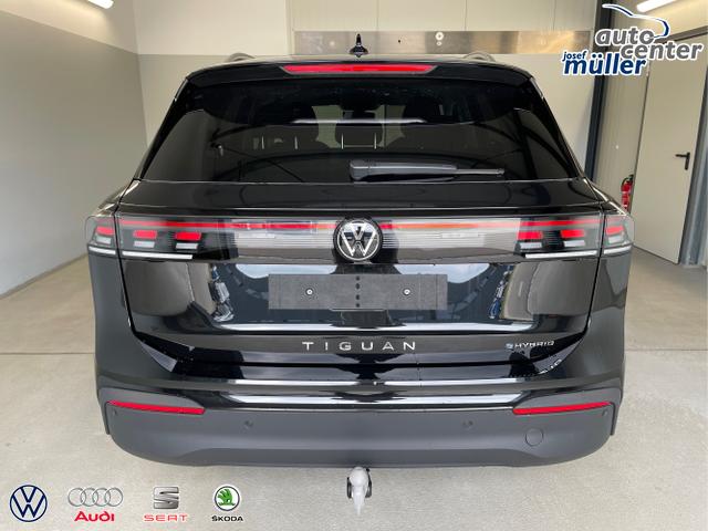 Volkswagen / Tiguan / Schwarz / / / 204PS DSG eHybrid IQ.Light+Navi