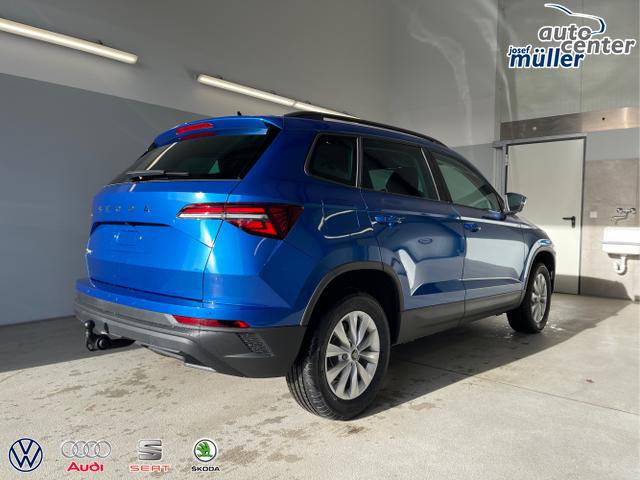 Skoda / Karoq / Blau / / / 150PS DSG AHK+Kamera+ACC+Kessy+Kamera+ParkPilot vo+hi+App