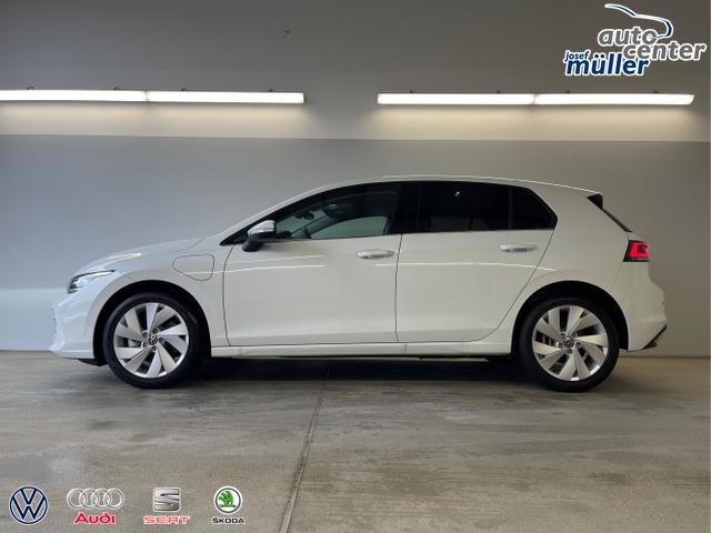Volkswagen / Golf / Wei&szlig; / / / 1.5 eHybrid 150kW/204PS DSG IQ.Light+Navi+Travel Assist+HUD+Winterpaket