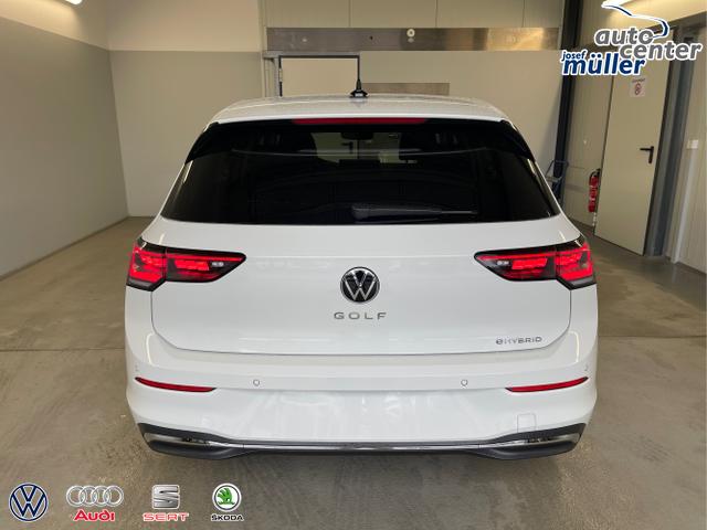 Volkswagen / Golf / Wei&szlig; / / / 1.5 eHybrid 150kW/204PS DSG IQ.Light+Navi+Travel Assist+HUD+Winterpaket