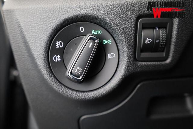 Skoda Kamiq Selection 1.0 TSI DSG 130 Jahre, AHK, LED, Side, ACC, Kamera, el. Klappe, Winter, 17-Zoll 