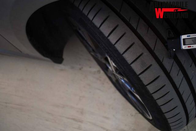 BMW 1er M 1 Serie Sport Design 120d 163 hp (120 kW) Diesel mild-hybrid, 7-speed DKG dual-clutch automatic, 2.0L (1995 cc) I4 TwinPower Turbo 