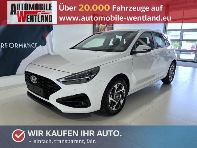 Hyundai i30 - GO 1.0 T-GDI 73 kW (100 PS) 2-Zonen-Klimaautomatik, Einparkhilfe vorne und hinten, R&uuml;ckfahrkamera, LED-Scheinwerfer, Sitzheizung, Lenkradheizung, Navigationssystem, Radio mit DAB, Apple CarPlay, Android Auto, 16 Zoll Leichtmetallfelgen, uvm.