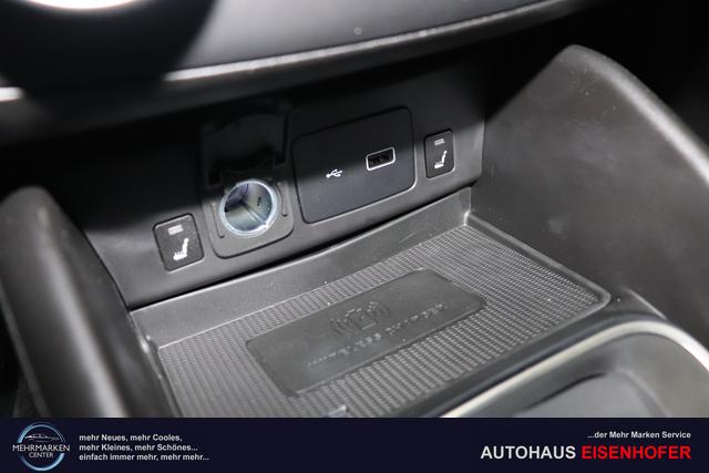Tipo 5-Türer MY22 TIPO 5-Türer City Life 1.0 74kW (100PS)249 - Gelato Weiß 645 - Stoff Schwarz "316 Rückfahrkamera mit dynamischen Führungslinien 3A4 Sicherheits-Plus-Paket 3A5 Convenience Plus-Paket 3B4 Style-Paket 452 Sitzheizung vorn ja laut RE 21.10 fb 7QC Uconnect™ NAV Navigationssystem und digitalem Audioempfang DAB+"