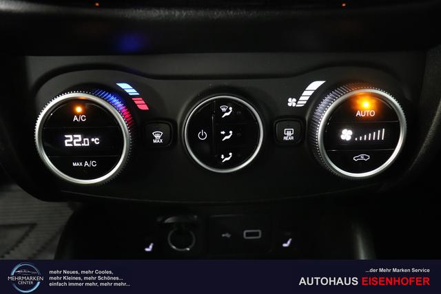 Tipo 5-Türer MY22 TIPO 5-Türer City Life 1.0 74kW (100PS)695 - Colosseo Grau 645 - Stoff Schwarz "316 Rückfahrkamera mit dynamischen Führungslinien 3A4 Sicherheits-Plus-Paket 3A5 Convenience Plus-Paket 3B4 Style-Paket 452 Sitzheizung vorn 5DR Colosseo Grau ja laut RE 21.10 fb 7QC Uconnect™ NAV Navigationssystem und digitalem Audioempfang DAB+"