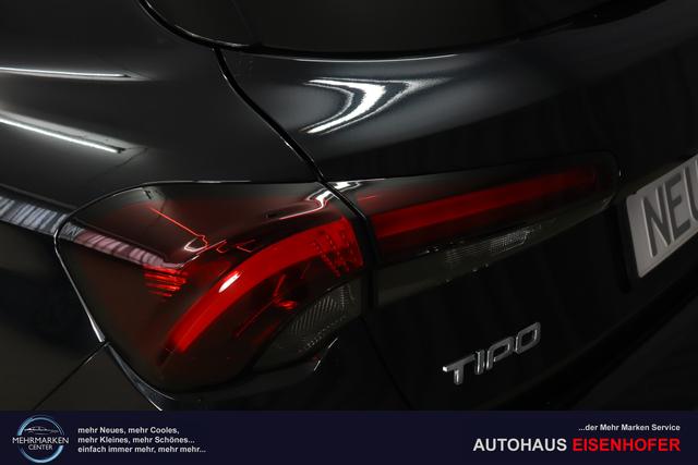 Tipo 5-Türer MY22 TIPO 5-Türer City Life Hybrid 1.5 GSE 96kW (130PS) DCT718 - Cinema Schwarz 645 - Stoff Schwarz "316 Rückfahrkamera mit dynamischen Führungslinien 452 Sitzheizung vorn 5CD Cinema Schwarz 7QC Uconnect™ NAV Navigationssystem und digitalem Audioempfang DAB+"