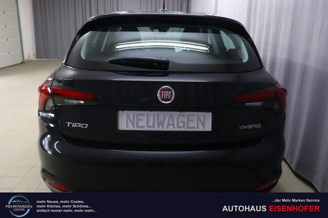 Tipo 5-Türer MY22 TIPO 5-Türer City Life Hybrid 1.5 GSE 96kW (130PS) DCT718 - Cinema Schwarz 645 - Stoff Schwarz "316 Rückfahrkamera mit dynamischen Führungslinien 452 Sitzheizung vorn 5CD Cinema Schwarz 7QC Uconnect™ NAV Navigationssystem und digitalem Audioempfang DAB+"