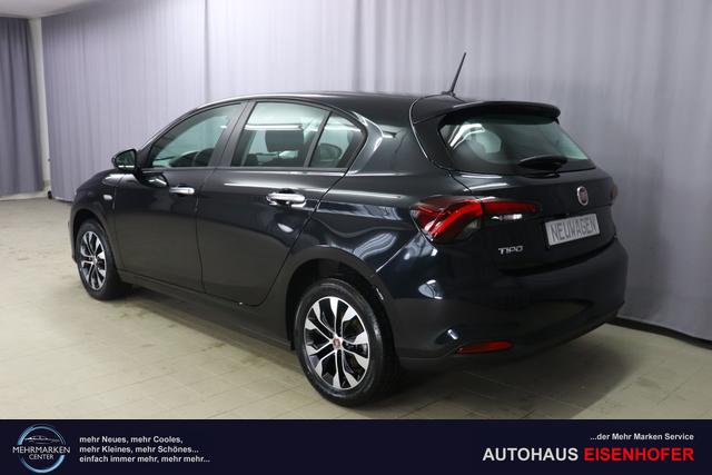 Tipo 5-Türer MY22 TIPO 5-Türer City Life Hybrid 1.5 GSE 96kW (130PS) DCT718 - Cinema Schwarz 645 - Stoff Schwarz "316 Rückfahrkamera mit dynamischen Führungslinien 452 Sitzheizung vorn 5CD Cinema Schwarz 7QC Uconnect™ NAV Navigationssystem und digitalem Audioempfang DAB+"