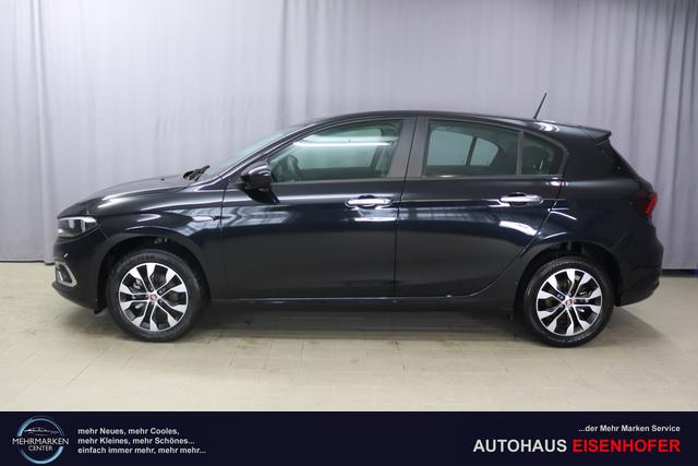 Tipo 5-Türer MY22 TIPO 5-Türer City Life Hybrid 1.5 GSE 96kW (130PS) DCT718 - Cinema Schwarz 645 - Stoff Schwarz "316 Rückfahrkamera mit dynamischen Führungslinien 452 Sitzheizung vorn 5CD Cinema Schwarz 7QC Uconnect™ NAV Navigationssystem und digitalem Audioempfang DAB+"