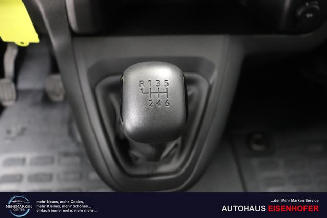 Scudo Scudo Kastenwagen L3 2.0 145 MT6 Kastenwagen632 - Schwarz 969 - Standard Sitze "2QC Multifunktionale Beifahrersitzbank ""Eat and Work"" 3OM verstärktes LED Licht im Laderaum 7ET Komforttrennwand Verglast Mit Kleiderhaken A04 Paket ""Assist"" A06 Paket ""Worksite"" CKD Holzboden Laderaum 9mm Mit Antirutschbeschichtung, Inkl. Sei 632 Schwarz"