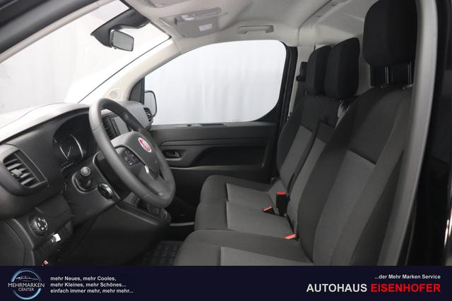 Scudo Scudo Kastenwagen L3 2.0 145 MT6 Kastenwagen632 - Schwarz 969 - Standard Sitze "2QC Multifunktionale Beifahrersitzbank ""Eat and Work"" 3OM verstärktes LED Licht im Laderaum 7ET Komforttrennwand Verglast Mit Kleiderhaken A04 Paket ""Assist"" A06 Paket ""Worksite"" CKD Holzboden Laderaum 9mm Mit Antirutschbeschichtung, Inkl. Sei 632 Schwarz"