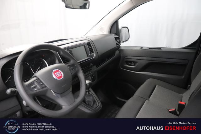 Scudo Scudo Kastenwagen L3 2.0 145 MT6 Kastenwagen632 - Schwarz 969 - Standard Sitze "2QC Multifunktionale Beifahrersitzbank ""Eat and Work"" 3OM verstärktes LED Licht im Laderaum 7ET Komforttrennwand Verglast Mit Kleiderhaken A04 Paket ""Assist"" A06 Paket ""Worksite"" CKD Holzboden Laderaum 9mm Mit Antirutschbeschichtung, Inkl. Sei 632 Schwarz"