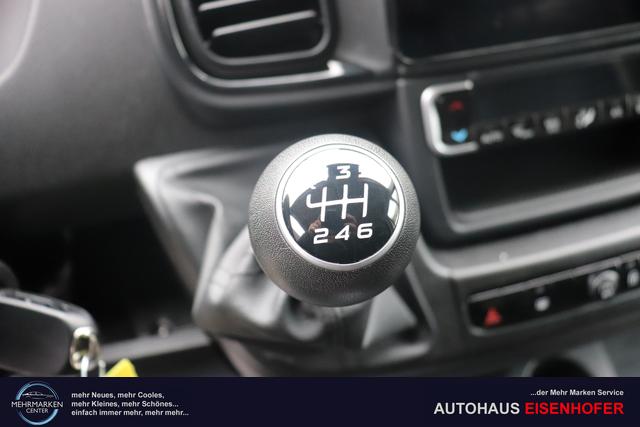 Fiat Professional Ducato series 9 35 L4H2 Kawa verblecht 140 MJT Euro-6D-Final MT 549 - Ducato Weiß "076 Sitzbezug Schwarz mit Ducato-Logo auf Kopfstütze" "502 Beifahrerairbag für Beifahrerdoppelsitz 5W3 Paket ""Techno Nav"" 5W6 Paket ""Visibility"" 5YJ Paket ""City"" 619 Heckflügeltüren 260 Grad Öffnung (Bei Auswahl Opt. 619 i.V.m. 519.muss Opt. 029 mitbestellt werd 6JA Starre Anhängerkupplung 835 Ablagefach im Dach (Serie bei Maxi 40 + Doka) 92P Kraftstofftank 75 Liter JKU 230-Volt-Steckdose an der Mittelkonsole 077 verstärkte Federn hinten SERIE"