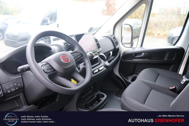 Fiat Professional Ducato series 9 35 L4H2 Kawa verblecht 140 MJT Euro-6D-Final MT 549 - Ducato Weiß "076 Sitzbezug Schwarz mit Ducato-Logo auf Kopfstütze" "502 Beifahrerairbag für Beifahrerdoppelsitz 5W3 Paket ""Techno Nav"" 5W6 Paket ""Visibility"" 5YJ Paket ""City"" 619 Heckflügeltüren 260 Grad Öffnung (Bei Auswahl Opt. 619 i.V.m. 519.muss Opt. 029 mitbestellt werd 6JA Starre Anhängerkupplung 835 Ablagefach im Dach (Serie bei Maxi 40 + Doka) 92P Kraftstofftank 75 Liter JKU 230-Volt-Steckdose an der Mittelkonsole 077 verstärkte Federn hinten SERIE"
