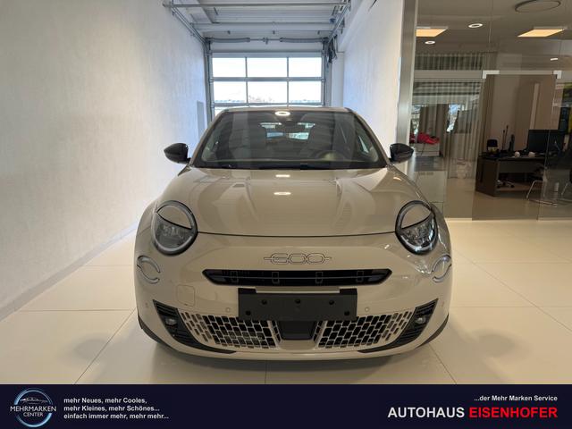 Fiat 600 - La Prima Hybrid 1.2 T3 107 kW (145 PS) DCT Klimaautomatik, Massagesitz, Sitzheizung, elektrisch verstellbarer Fahrersitz, Radio, DAB, Apple CarPlay, Android Auto, Navigationssystem, 18 Zoll Leichtmetallfelgen, uvm.