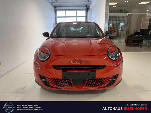 Fiat 600 - La Prima Hybrid 1.2 T3 107 kW (145 PS) DCT Klimaautomatik, Massagesitz, Sitzheizung, elektrisch verstellbarer Fahrersitz, Radio, DAB, Apple CarPlay, Android Auto, Navigationssystem, 18 Zoll Leichtmetallfelgen, uvm.