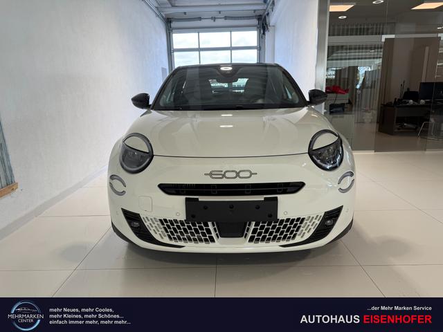 Fiat 600 - La Prima Hybrid 1.2 T3 107 kW (145 PS) DCT Klimaautomatik, Massagesitz, Sitzheizung, elektrisch verstellbarer Fahrersitz, Radio, DAB, Apple CarPlay, Android Auto, Navigationssystem, 18 Zoll Leichtmetallfelgen, uvm.