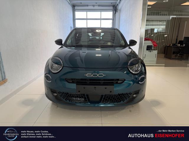 Fiat 600 - La Prima Hybrid 1.2 T3 107 kW (145 PS) DCT Klimaautomatik, Massagesitz, Sitzheizung, elektrisch verstellbarer Fahrersitz, Radio, DAB, Apple CarPlay, Android Auto, Navigationssystem, 18 Zoll Leichtmetallfelgen, uvm.