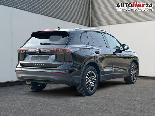 Volkswagen / Tiguan / Schwarz / / / (Life+) AHK+LED+ACC+KAMERA+el.HECKKL.+SHZ+18ALU