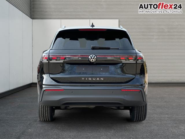 Volkswagen / Tiguan / Schwarz / / / (Life+) AHK+LED+ACC+KAMERA+el.HECKKL.+SHZ+18ALU
