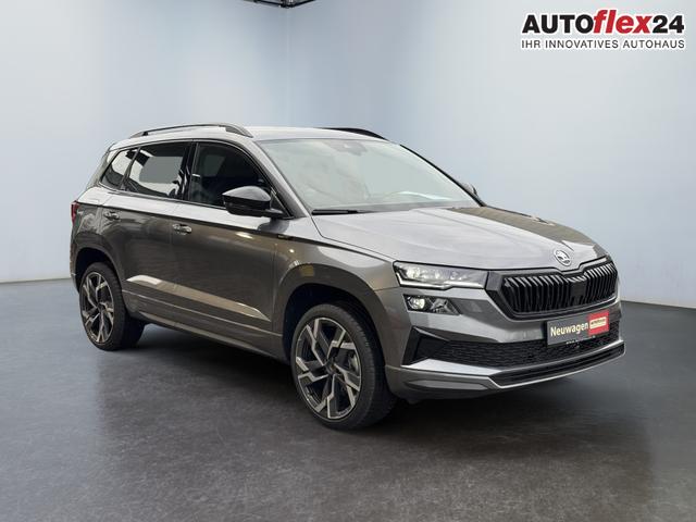 Lagerfahrzeug Skoda Karoq - 1,5 TSI DSG Sportline 2ZKli AHK ACC SHT PDC Kam 19Zo 5JG