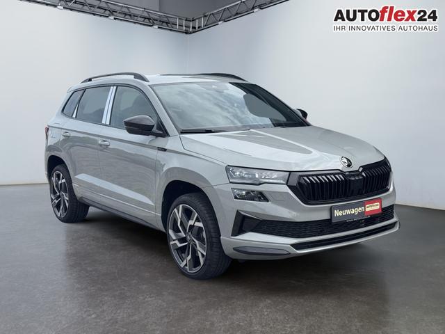 Lagerfahrzeug Skoda Karoq - Sportline 1,5 TSI DSG 2ZKlimaautomatik Canton Anh&auml;ngerkupplung Totewinkel Assistent 2 x Einparkhilfe Kamera 19 Zoll Felgen adaptiver Tempomat 5J Garantie