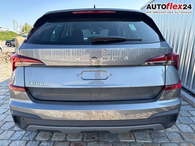 Skoda / Kamiq / Grau / / / 130 Jahre Premium Edition 1.5 TSI 150 PS DSG Anh&auml;ngerkupplung-AppleCarPlay-AndroidAuto-Winterpaket-Alcantara-DAB-Tempomat-Totwinkelassist-Kamera-SunSet-el.Heckklappe-17''Alu-Sofort, Beispielbilder, ggf. teilweise mit Sonderausstattung
