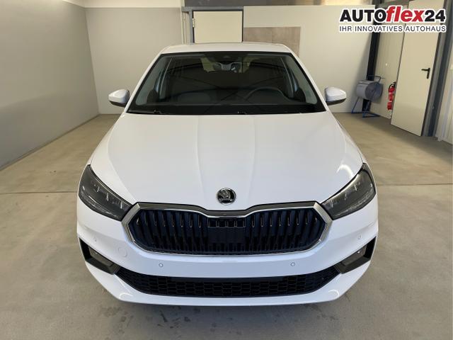 Skoda / Fabia / Weiß / / / 115PS AHK+Kessy+Kamera