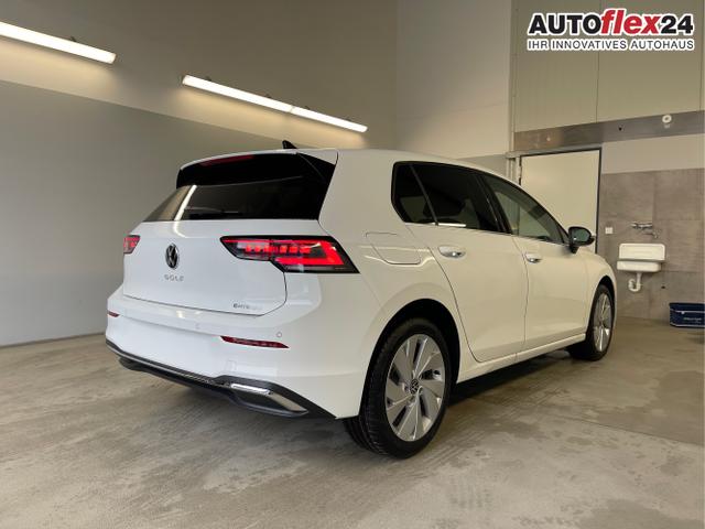 Volkswagen / Golf / Wei&szlig; / / / 1.5 eHybrid 150kW/204PS DSG IQ.Light+Navi+Travel Assist+HUD+Winterpaket